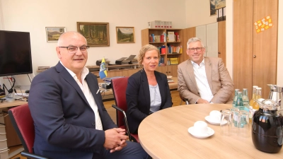 Im Gespräch (v.li.): Cengiz Temur, Nicole Holländer und Bürgermeister Carsten Piellusch.  (Foto: tau)