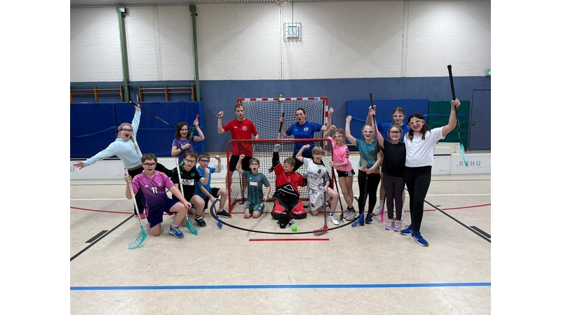 Das Trainerteam Johanna Deseniß und Felix von Studsinske motivieren die 7- bis 9-Jährigen jetzt auch mittwochs in der Sporthalle Suntalstraße. (Foto: privat)