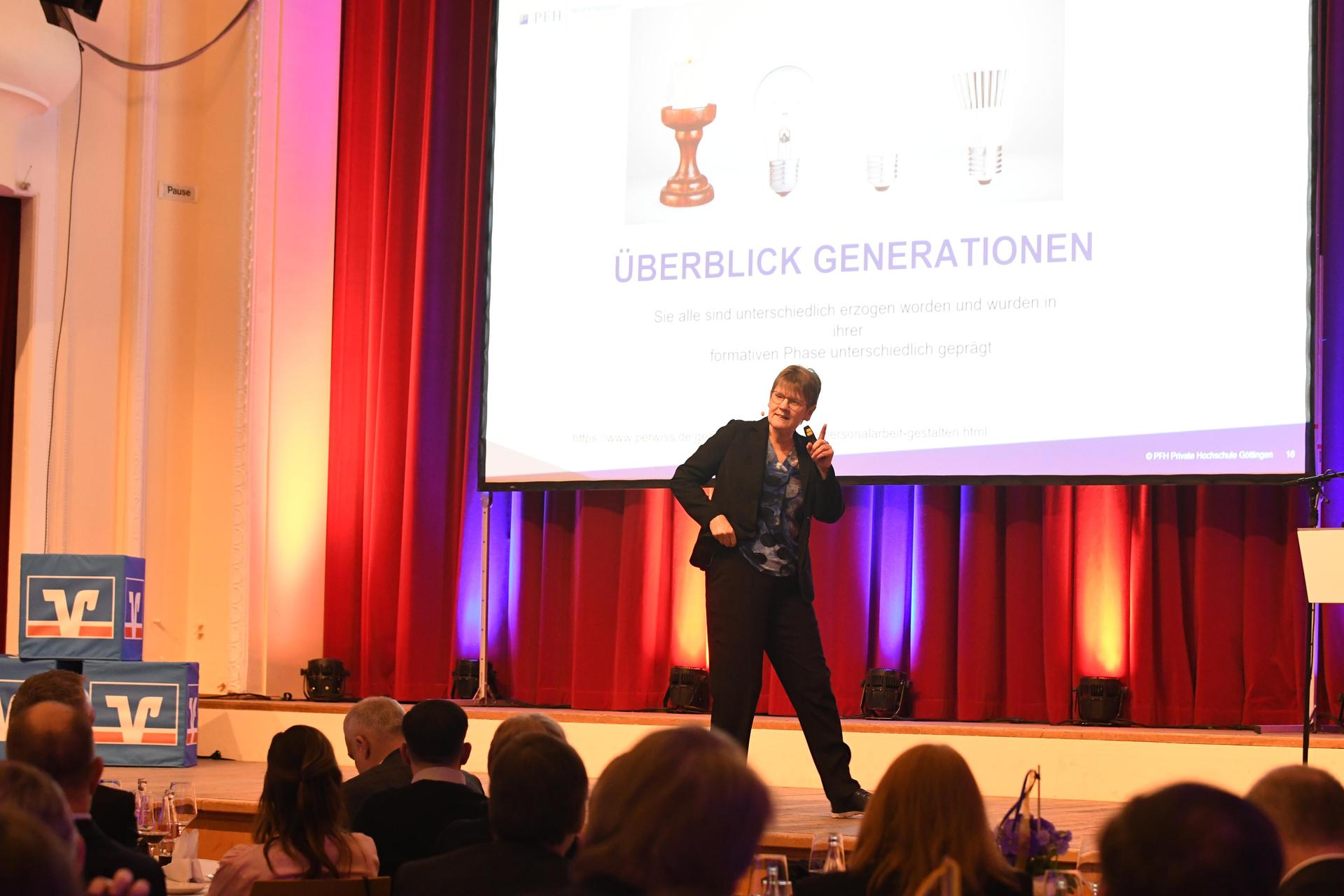 Prof. Dr. Antje-Britta Mörstedt „flog” in ihrem unterhaltsamen und lehrreichen Vortrag durch die Eigenheiten der Generationen. (Foto: nd)