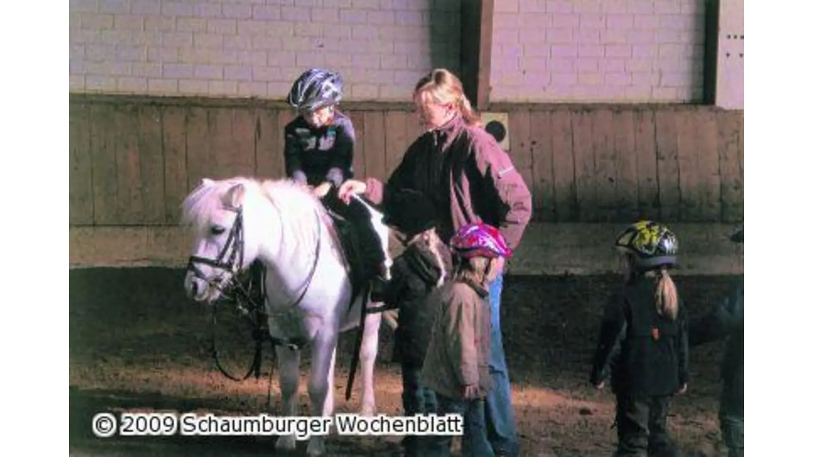 Bewegungstherapie auf einem Pony-Rücken (Foto: mk)