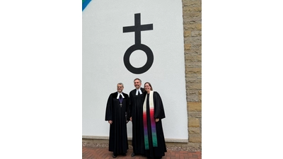Christiane und Hans-Angelus Meyer sowie Landesbischof Oliver Schuegraf im Rahmen der feierlichen Verabschiedung. (Foto: privat)