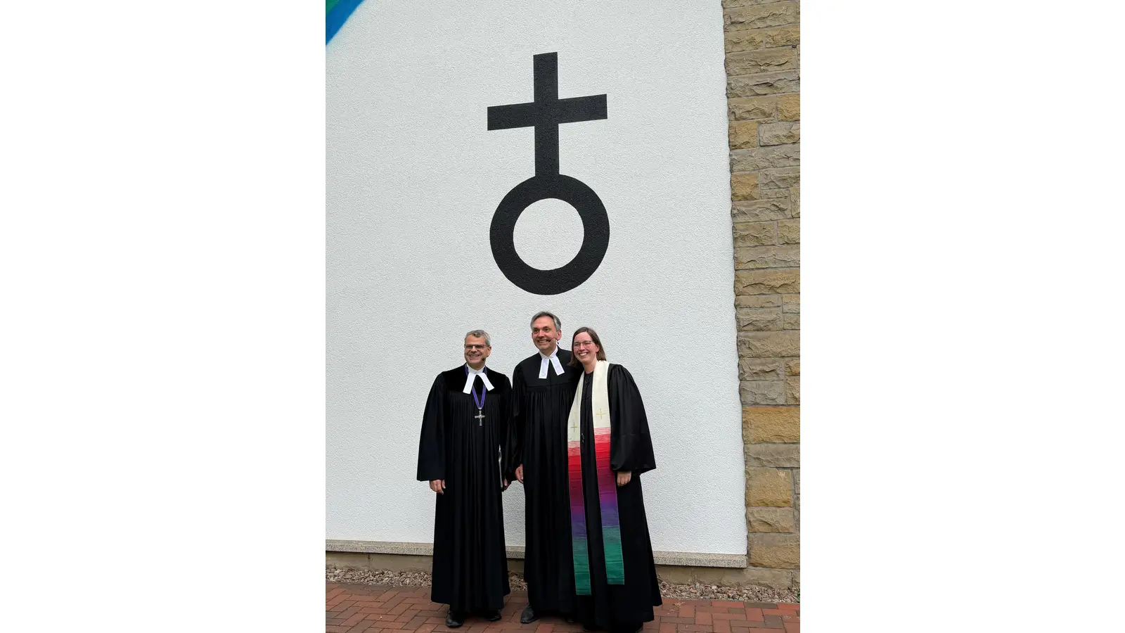 Christiane und Hans-Angelus Meyer sowie Landesbischof Oliver Schuegraf im Rahmen der feierlichen Verabschiedung. (Foto: privat)