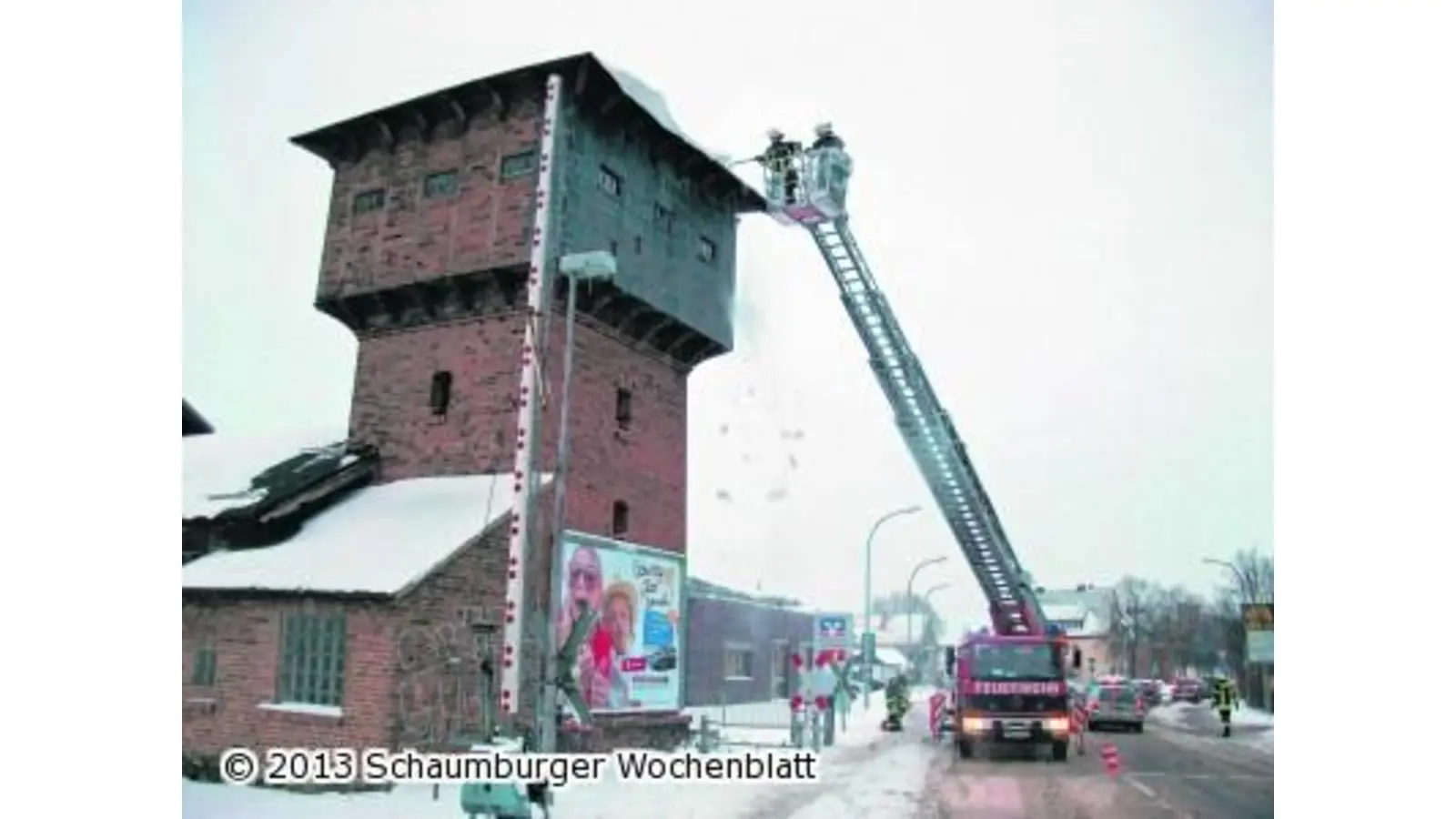 Hilfeleistung am Wasserturm (Foto: ste)
