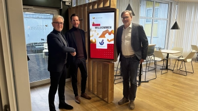 Bernward Altmeppen (links) und Thomas Priemer (rechts) vom Vorstand der Bürgerstiftung freuen sich mit Jörg Nielaczny, Vorsitzender des Vorstands der BKK24, über die neue Kooperation. (Foto: BKK24)