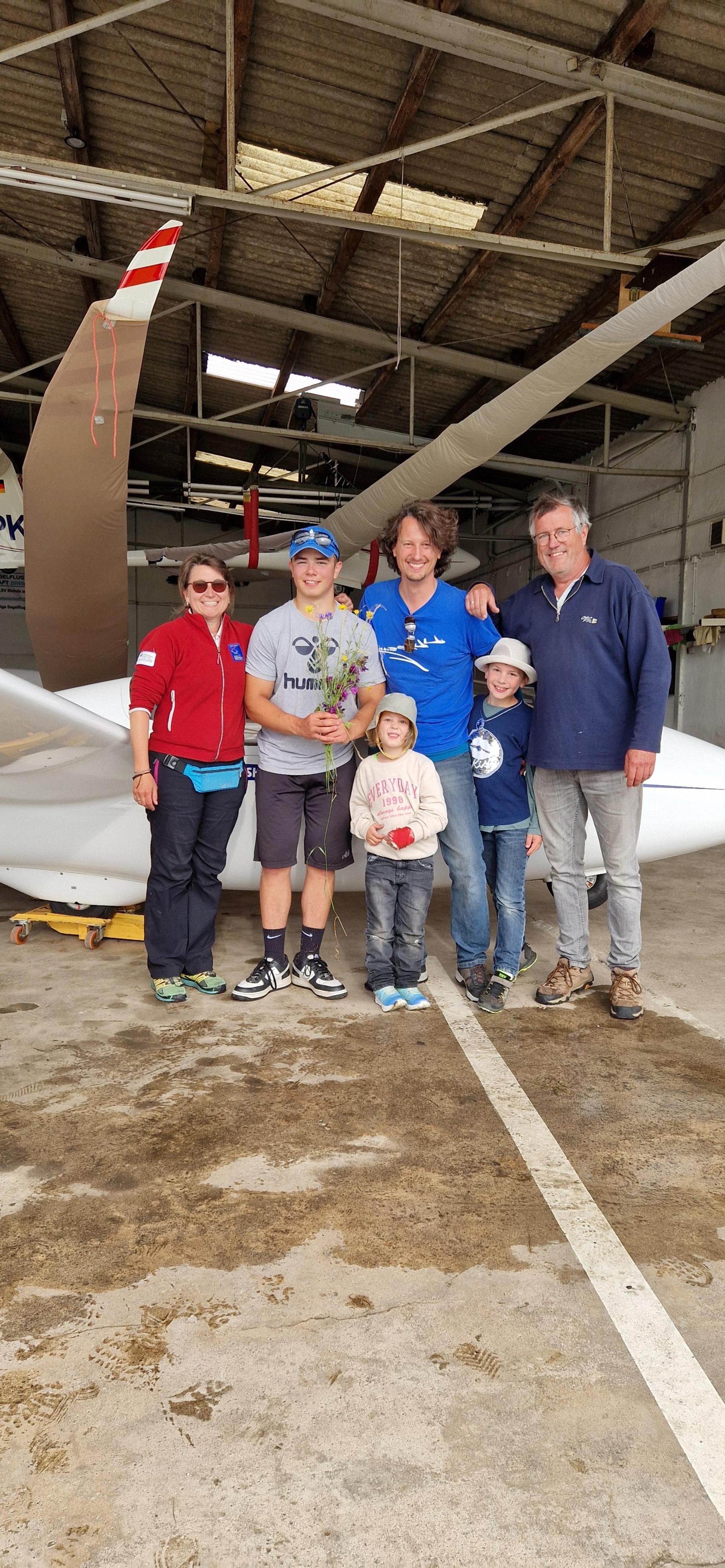 Die ganze Familie feierte den Alleinflug. (Foto: privat)