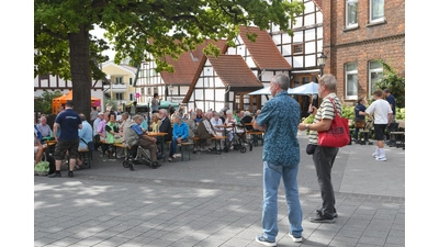 Bürgermeister Wilfried Mundt und Günther Krüger, Vorsitzender der Lauenauer Runde, eröffneten am Nachmittag die Fleckenfete Lauenau 2025.<br> (Foto: nd)