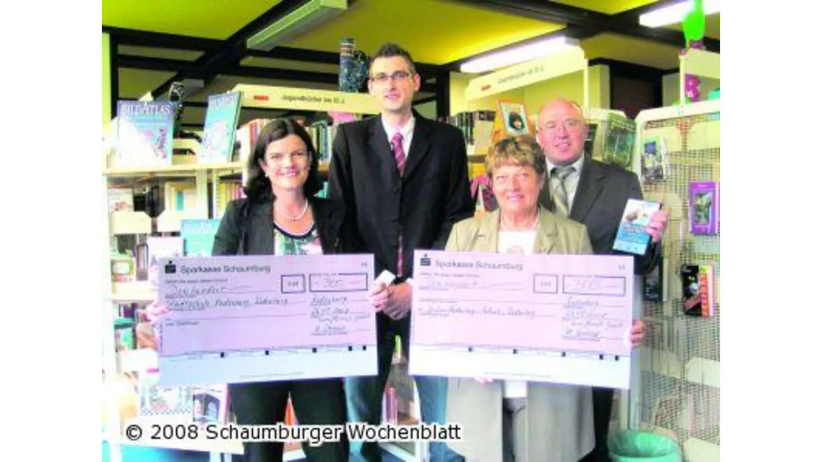 Scheckübergabe für zwei Schulen (Foto: pd)