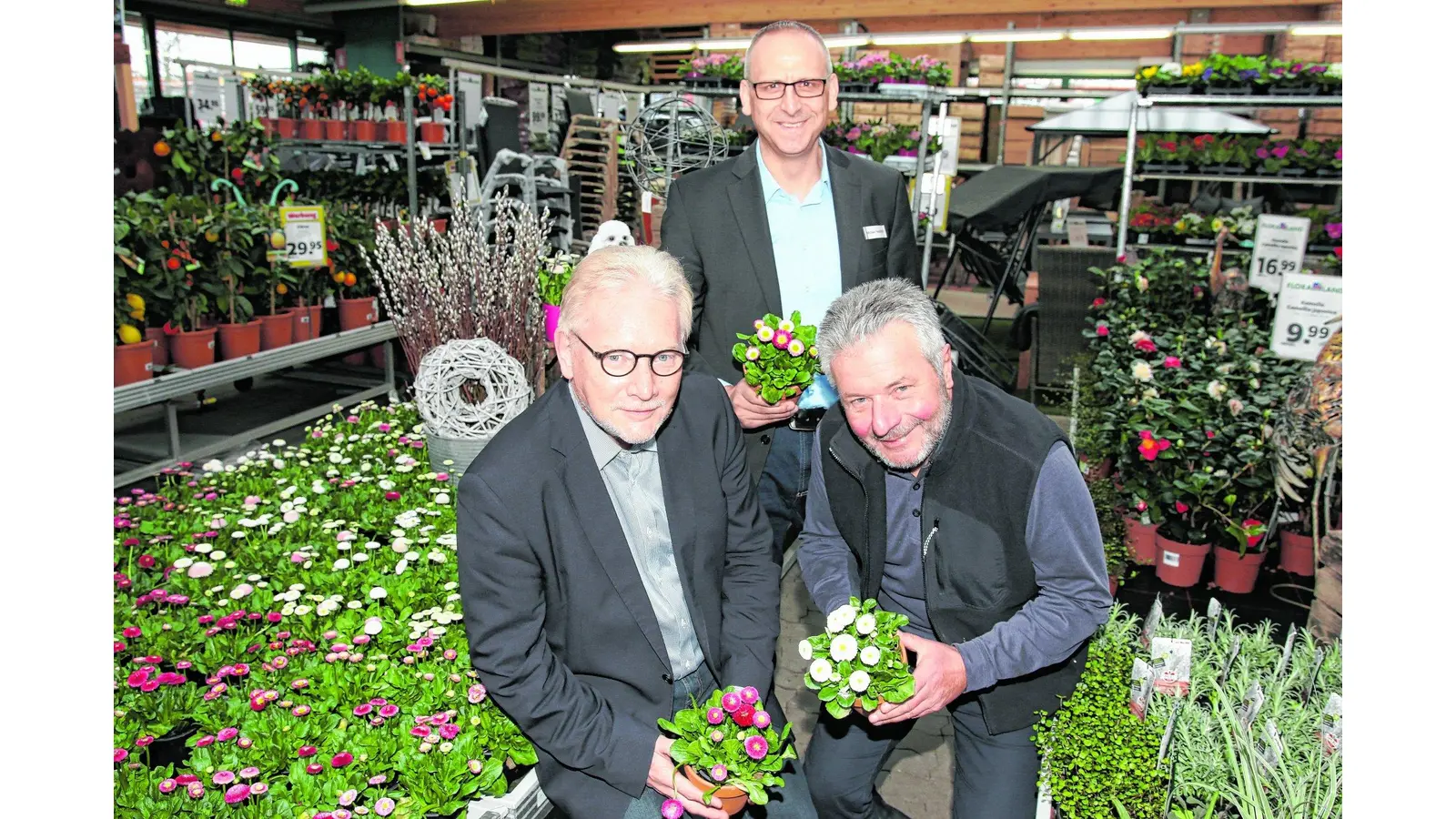 Blumige Frühlingsgrüße warten auf die Kunden (Foto: bb)