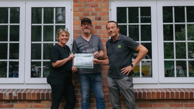Spendenübergabe (v.li.) Uta Eickmeier, Frank Löffler und PV Green Geschäftsführer Cord Kappe. (Foto: privat)