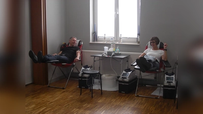 Dieter Ahrens und Luzie Koch spenden gerne ihr Blut, um anderen zu helfen. (Foto: nh)