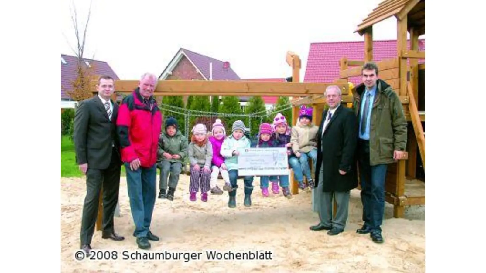 Neuer Spielplatz ist eingeweiht (Foto: nb)