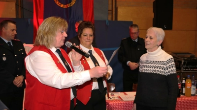 Lobende Worte (v.li.): Marion Wagner und Cornelia Lippolt ehren Hannelore Kuckuck. (Foto: gi)