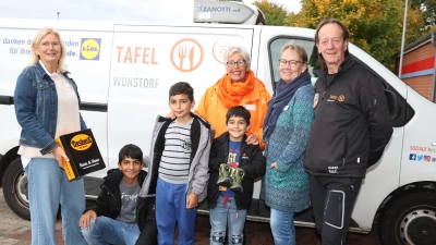 Bei der Übergabe (v.li.): Sabine Thiele (Lions), Ursula Jungbluth (Tafel), Angela Klose (Lions) und Frank Löffler (Tafel), vorn die Kinder Mohammed, Devran und Eymen.  (Foto: gi)