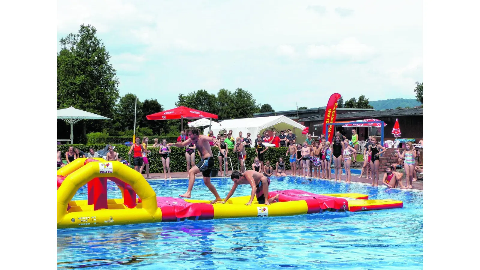 Fackeln erleuchten das nächtliche Becken (Foto: al)