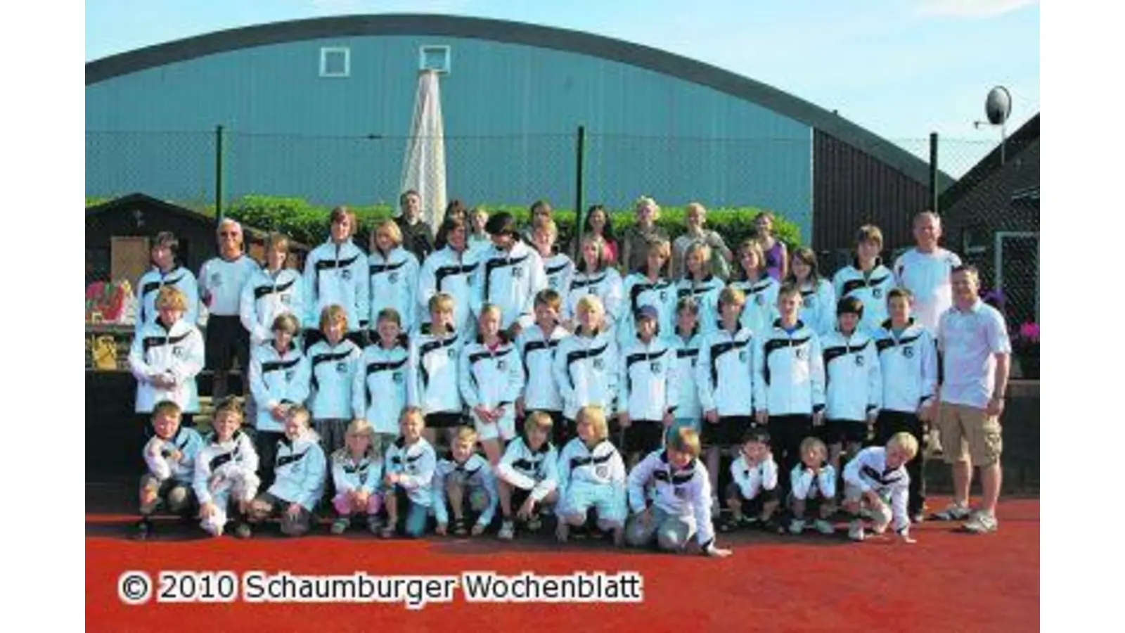 Einheitliches Outfit für Tennis-Nachwuchs (Foto: pd)