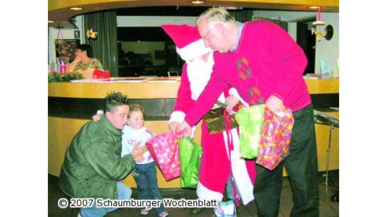 Nikolaus beschenkt kleine Kinder (Foto: red)