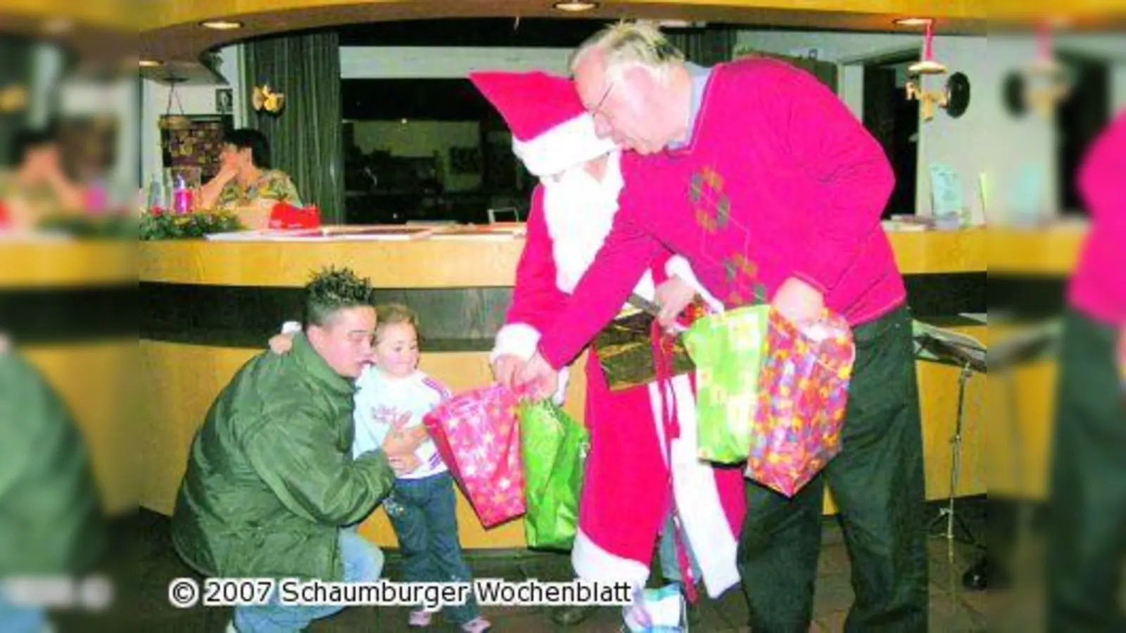 Nikolaus beschenkt kleine Kinder (Foto: red)