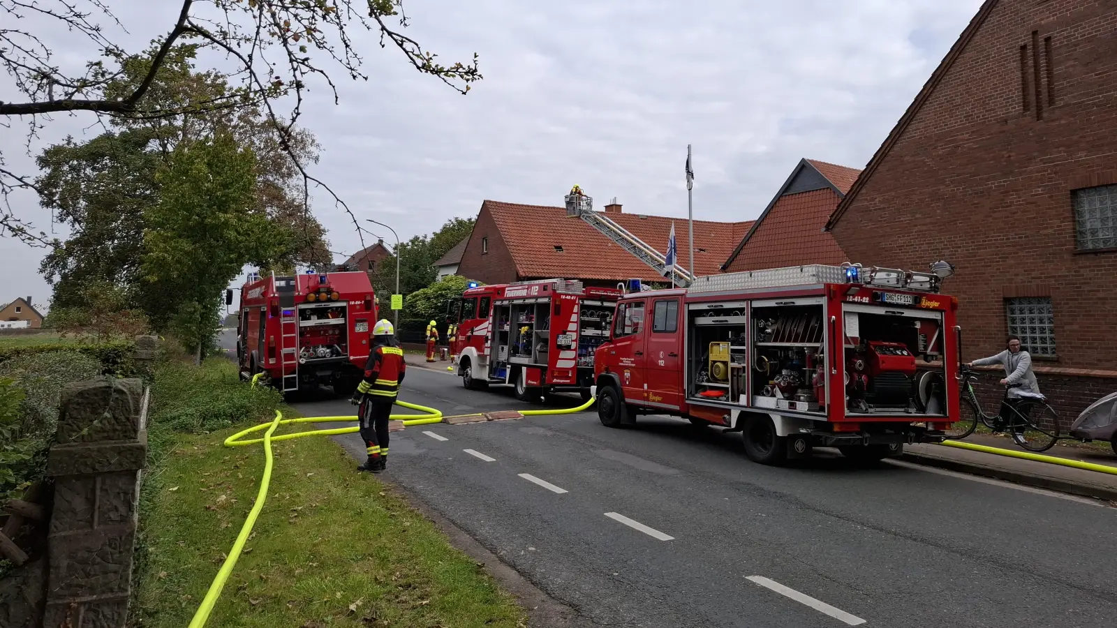 Die Ortsdurchfahrt musste während des Einsatzes voll gesperrt werden. (Foto: privat)