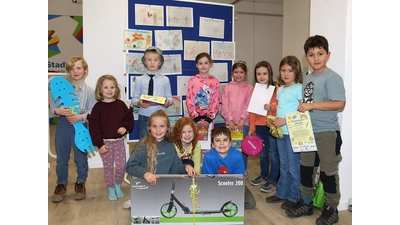 Die jungen Künstler freuen sich über die Preise. (Foto: bb)