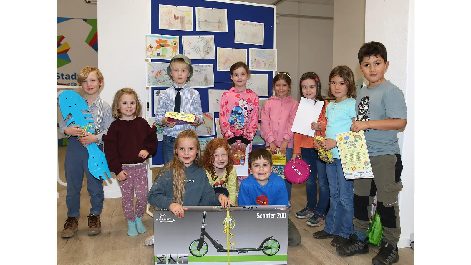 Die jungen Künstler freuen sich über die Preise. (Foto: bb)