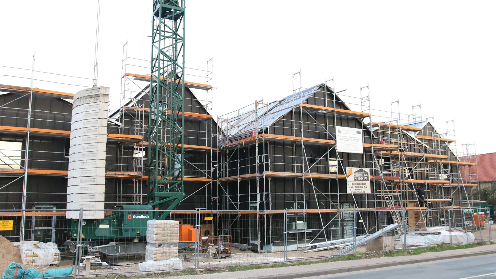 An der Kita St. Annen wird derzeit die Fassade angebracht. (Foto: bb)