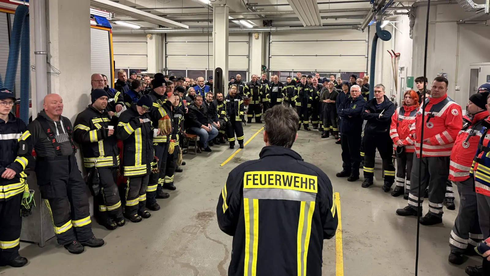 Besprechung: Einsatzkräfte der Feuerwehr und weiterer Organisationen. (Foto: Feuerwehr)