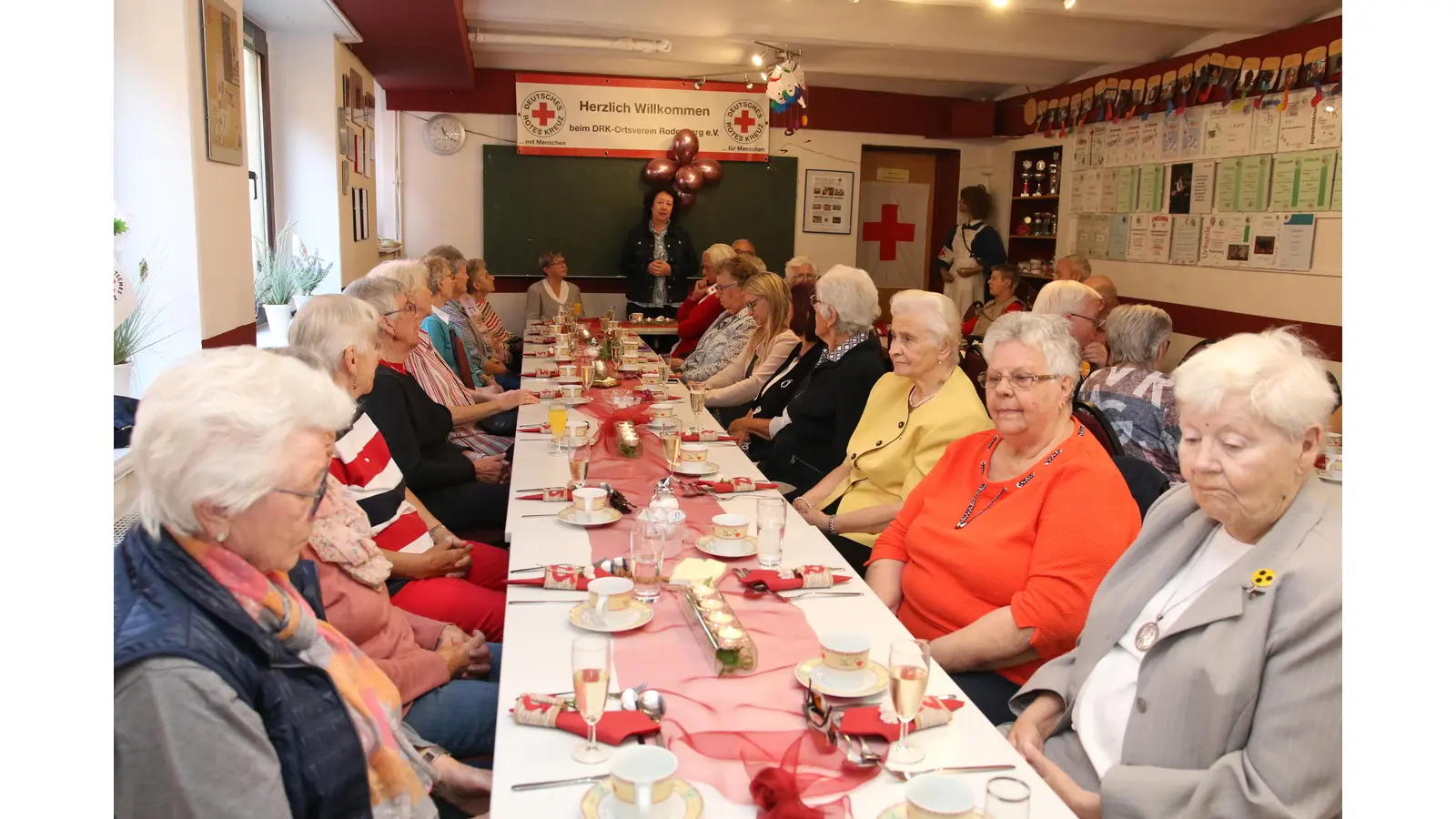 Elke Klos, Vizepräsidentin des DRK-Kreisverbandes Schaumburg, gratuliert zum 25-jährigen Bestehen des Seniorenfrühstücks beim DRK-Ortsverein Rodenberg. (Foto: Borchers, Bastian)