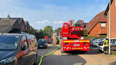 In der Wolfgang-Borchert-Straße: Einsatzkräfte der Feuerwehr. (Foto: Feuerwehr)