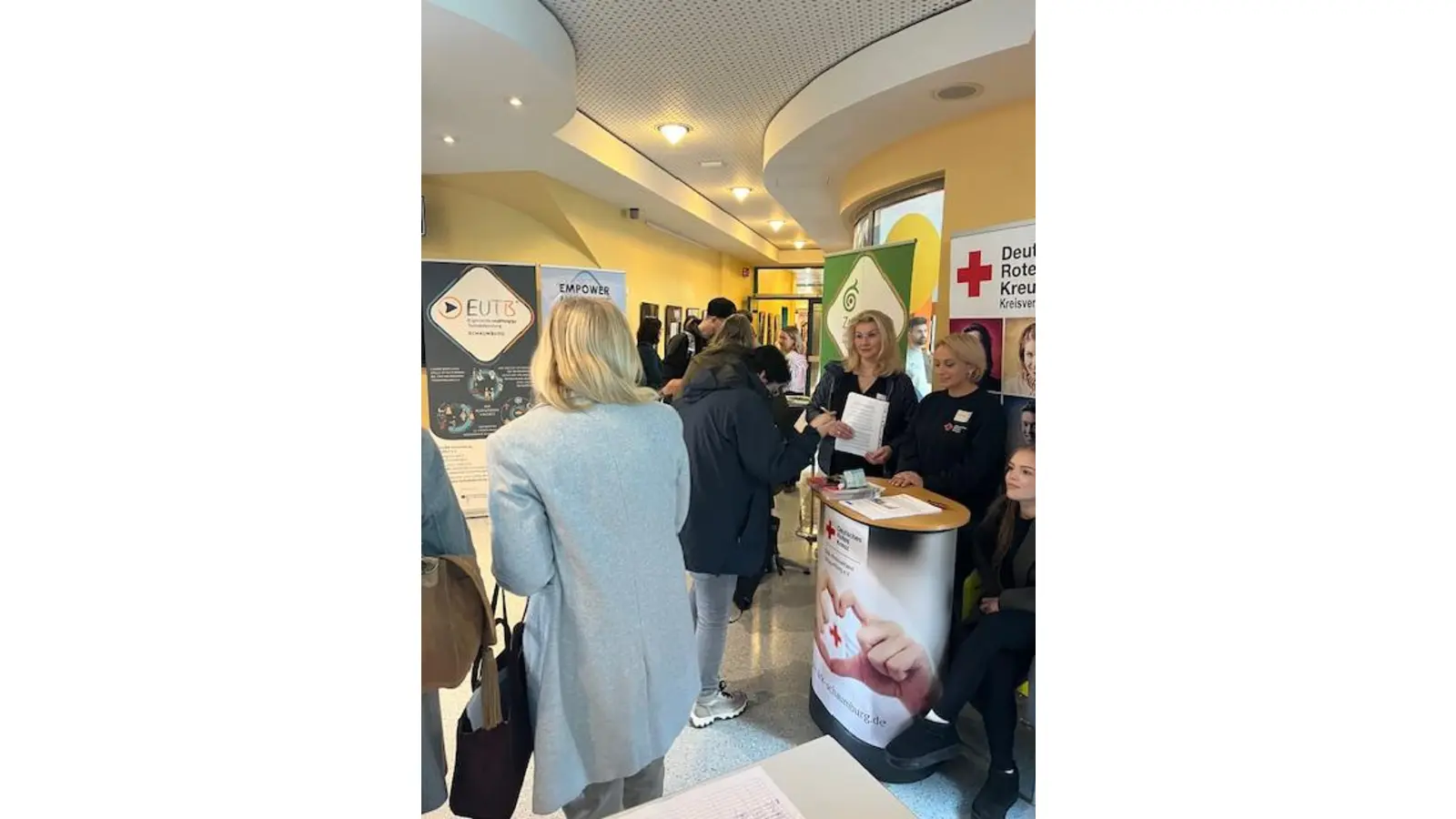 An 13 Ständen stellten sich Beratungs- und Hilfsangebote aus Schaumburg vor. (Foto: privat)