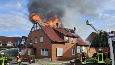 Dachstuhl in Flammen: Zahlreiche Einsatzkräfte sind mit den Löscharbeiten beschäftigt. (Foto: Feuerwehr)