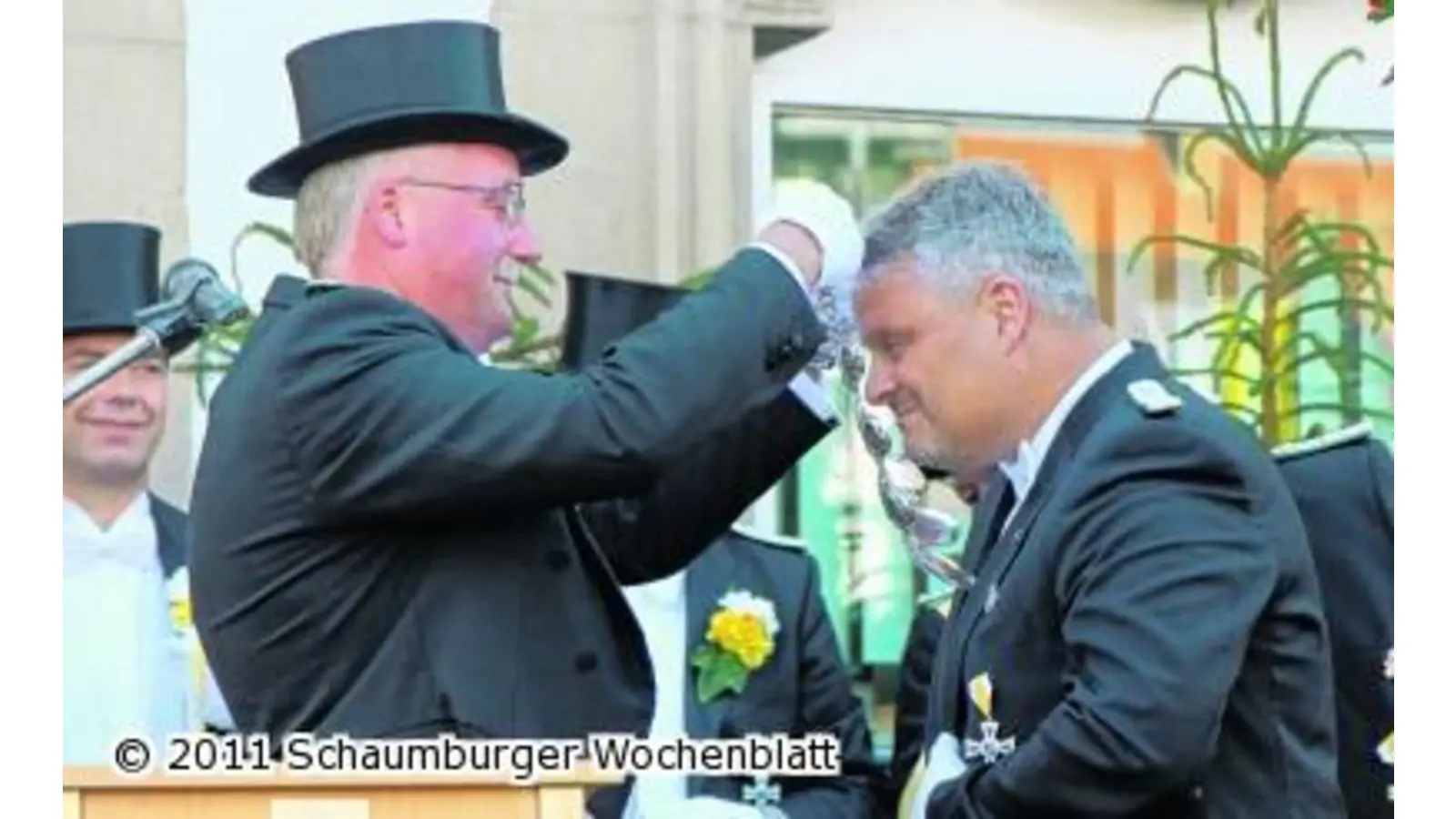 Der Schützenkönig tauscht eine Kette gegen die andere (Foto: bb)
