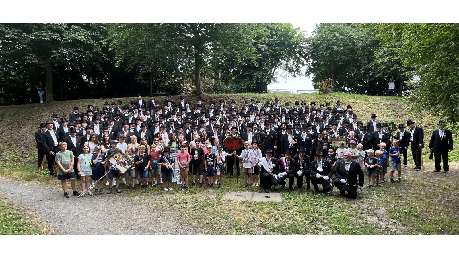 Die dritte Quartierschaft sammelt sich zum Rundmarsch, erstmals nach dem Wechsel von Hauptmann Frank Marx zu Nachfolger Thomas Sennholz. (Foto: Borchers, Bastian)