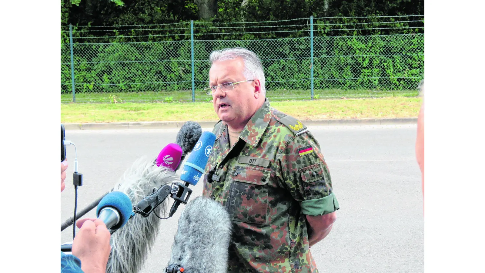 Hubschrauber stürzt auf Acker (Foto: red)