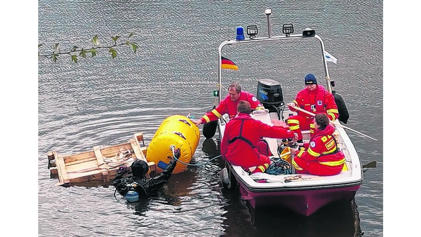Eine Person stürzt in die Weser im Rintelner Hafen (Foto: mk)