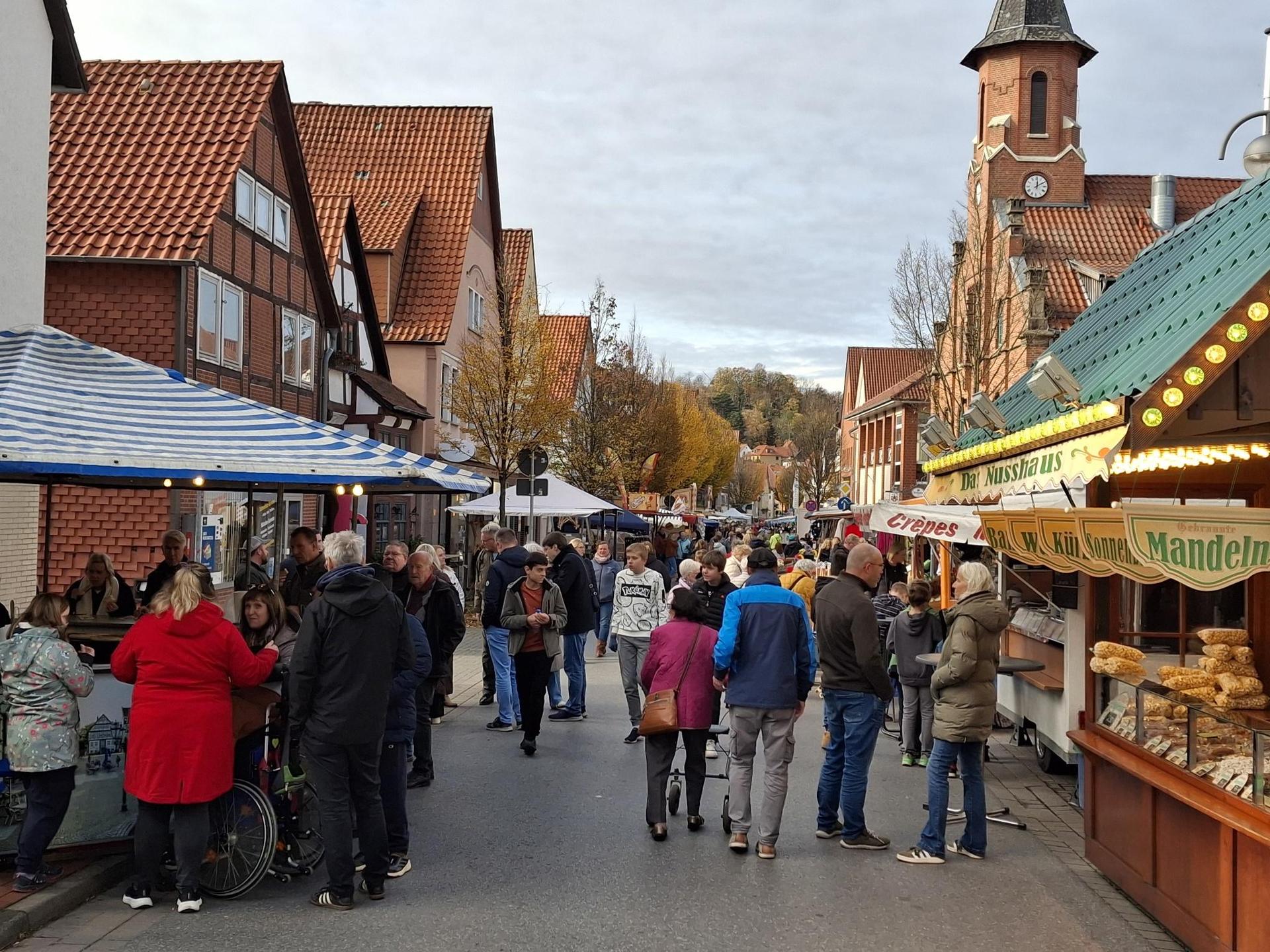 Gut besuchter Markt am Dienstagmittag. (Foto: red)