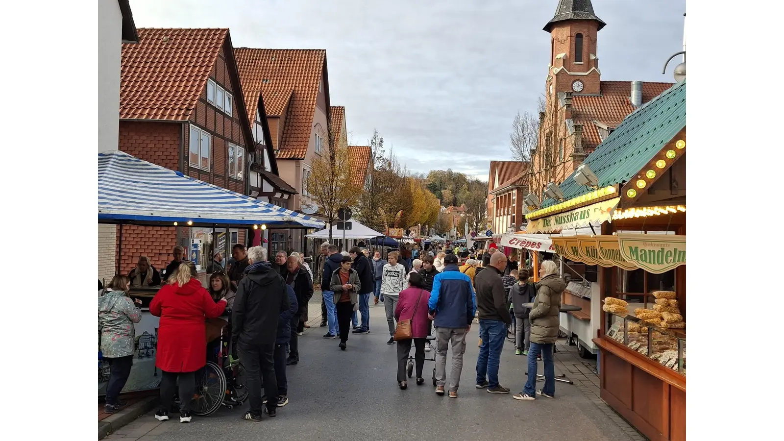 Gut besuchter Markt am Dienstagmittag. (Foto: ds)