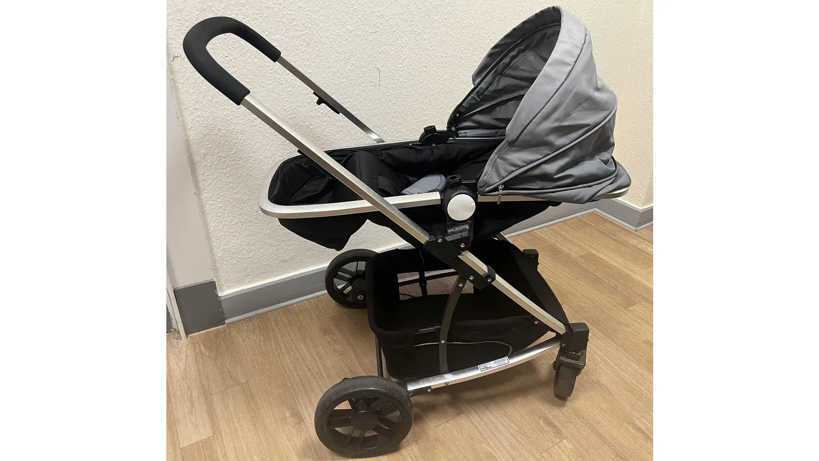 Der aufgefundene Kinderwagen an der B83. (Foto: privat)