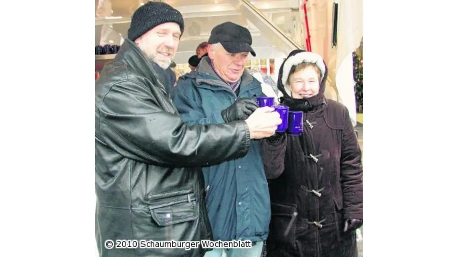 Besucher des Weihnachtsmarktes trotzen Matsch und Regen mit wetterfester Stimmung (Foto: red)