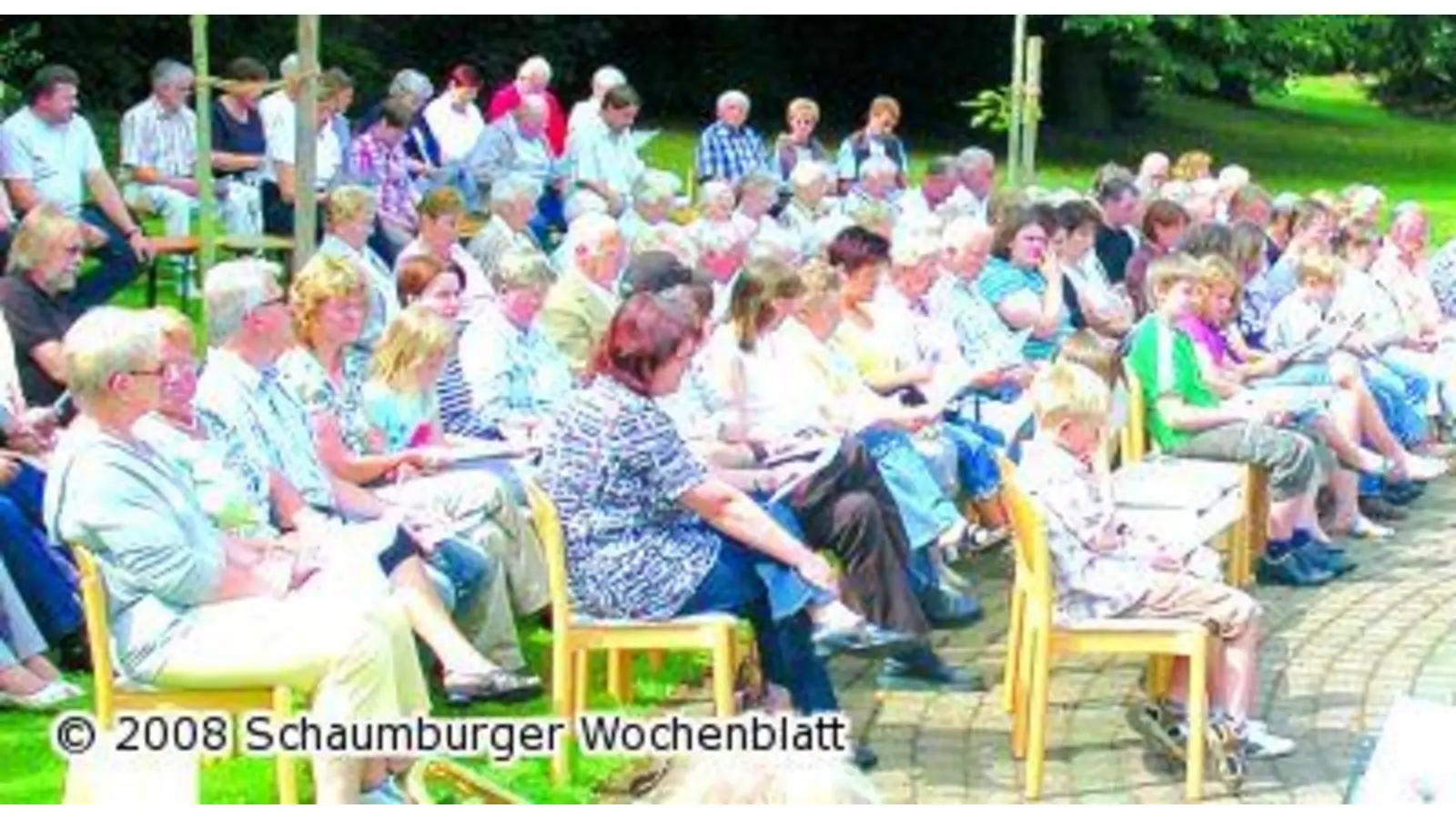 Sommergottesdienst erfreut 150 Besucher am Pfarrhaus (Foto: wtz)