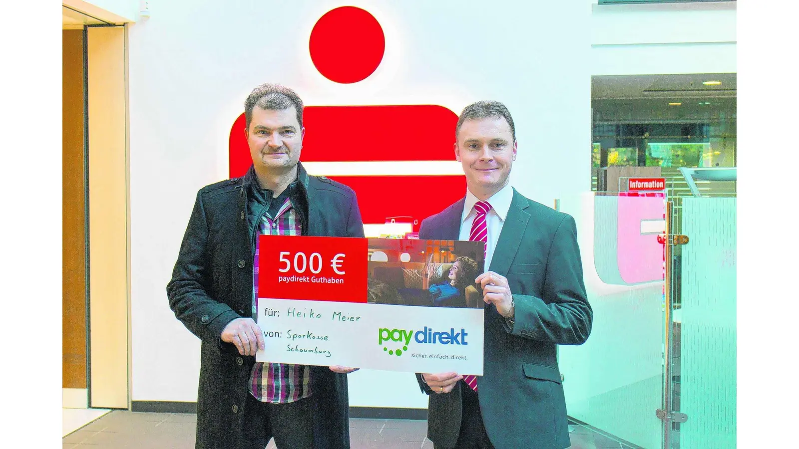Sparkasse überreicht 500 Euro (Foto: bb)