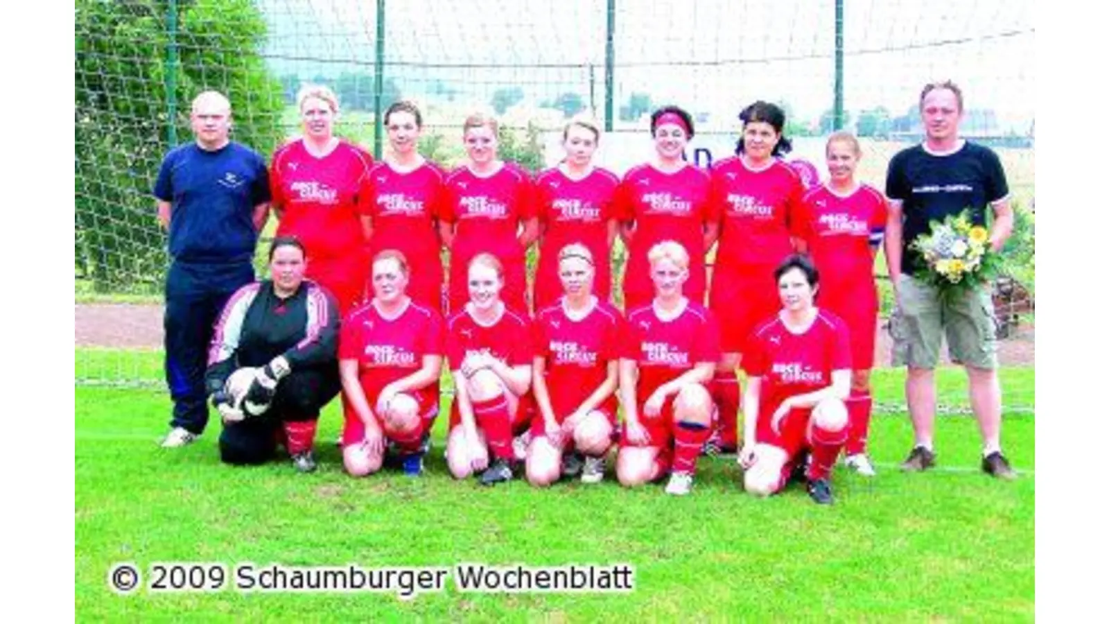 Frauen-Fußballteam mit neuen Trikots (Foto: red)