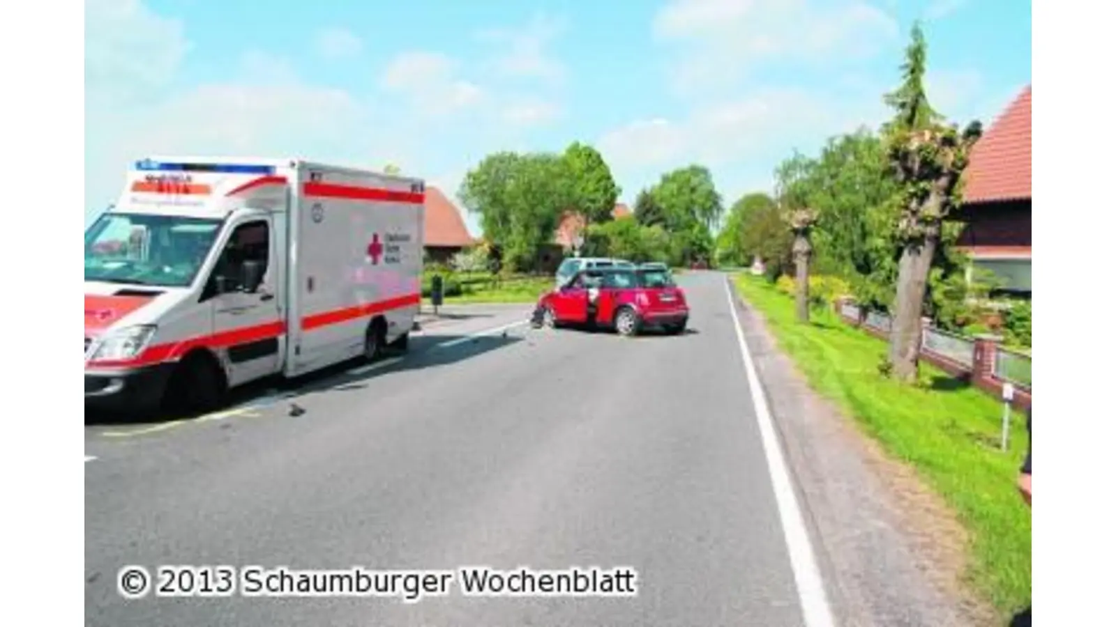 Auto kracht in Rettungswagen (Foto: mh)