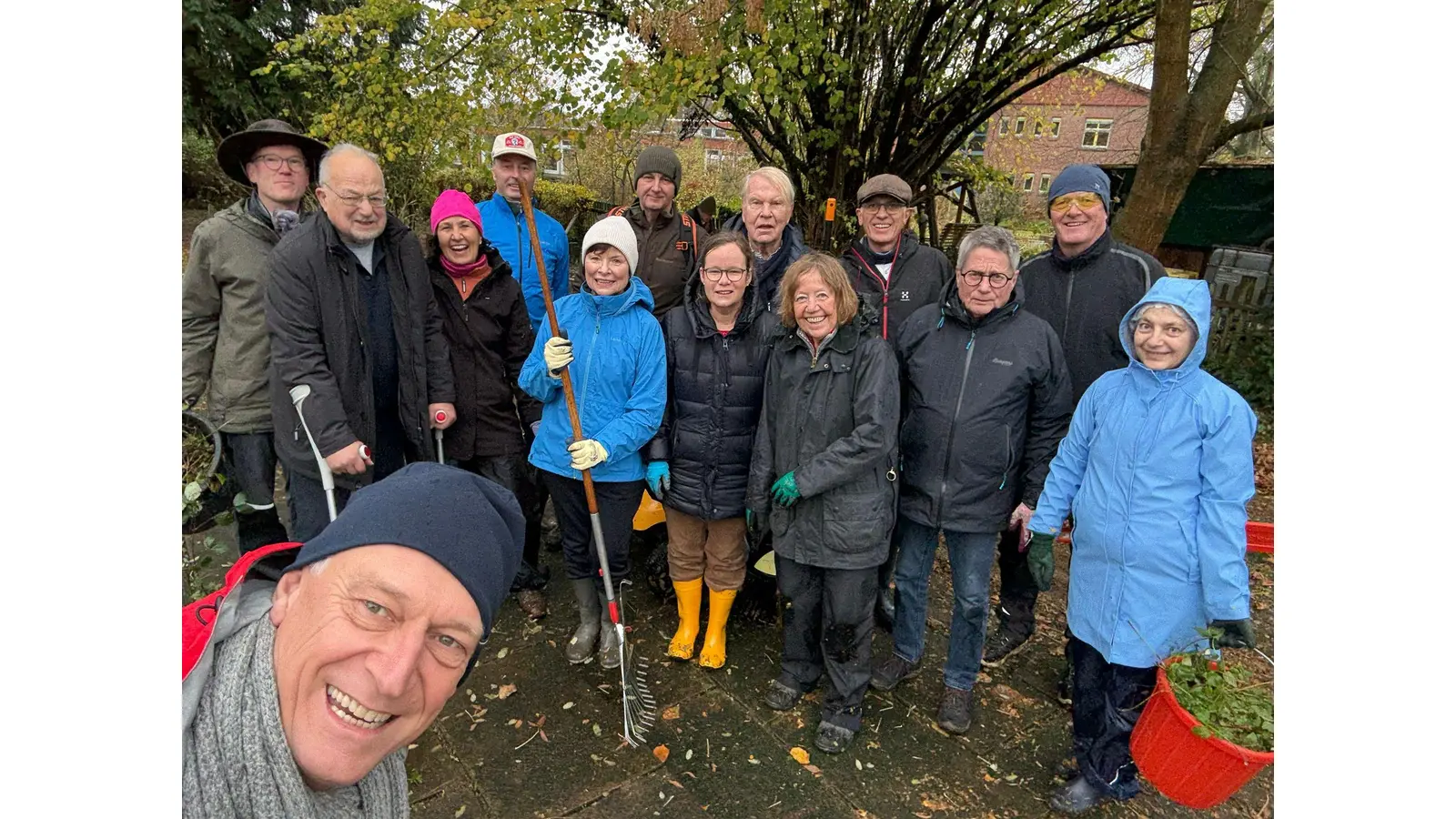 Zum Volkstrauertag wurden die Grabstätten der Vertriebenen aus Schlesien auf dem Jetenburger Friedhof gepflegt. (Foto: privat)