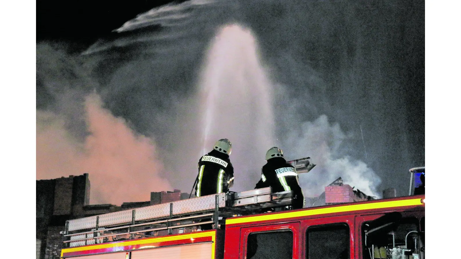 Halle brennt bis auf die Grundmauern nieder (Foto: bb)