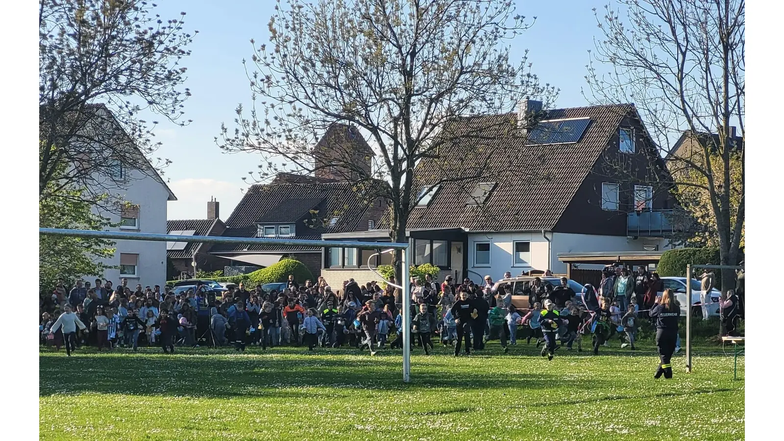 Die 152 Kinder stürmten den Platz. (Foto: privat)