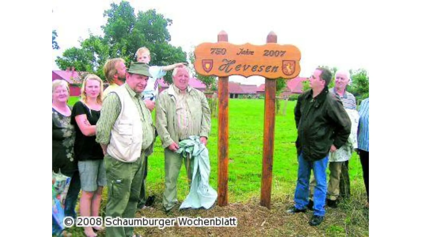 Holztafel erinnert an Jubiläum (Foto: red)