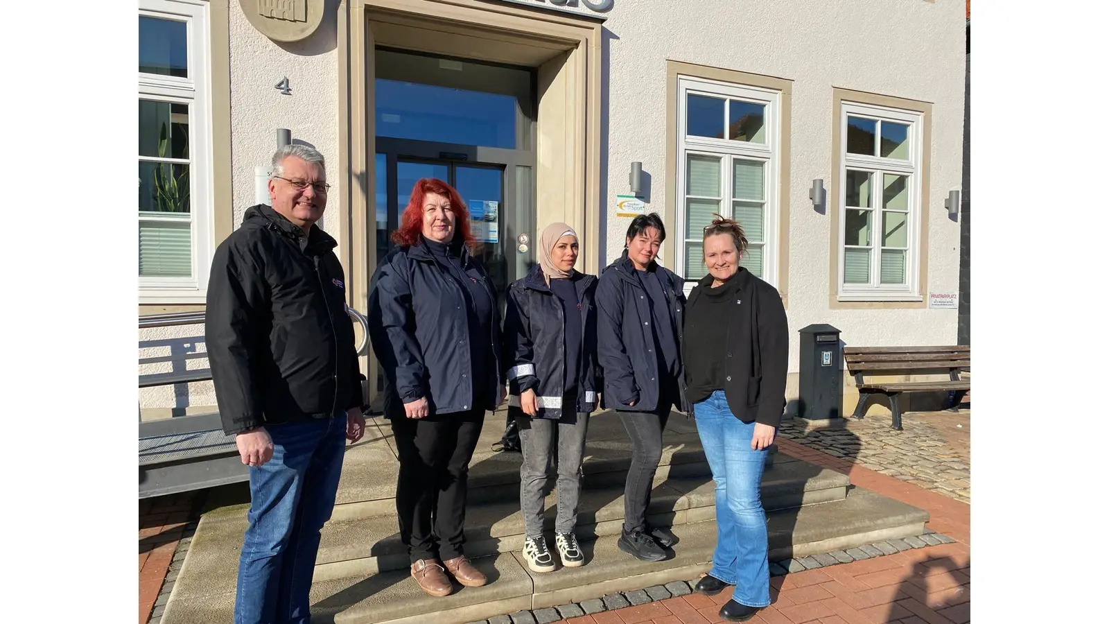 Integrationslotsen in Obernkirchen (von rechts nach links): Bürgermeisterin Dörte Worm-Kressin, Katja Glöckner, Nisrin Al-Mohammad, Raisa Zinchenko und Koordinator DRK Team Integration Christof Fischer.<br>  (Foto: privat)
