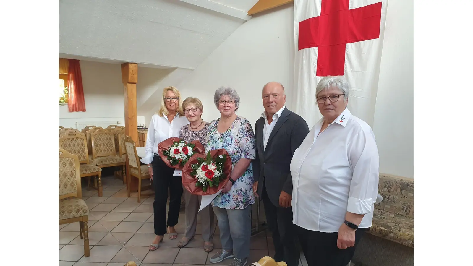 Vorsitzende Simona Vogel ,Elli Tegtmeier ,Hannelore Fach ,Herr Brombach Präsident des Kreisverbandes DRK Schaumburg und Stellv. Vorsitzende Lilo Leifheit. (Foto: privat)