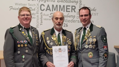 Nach der Ehrung (v.li.): Tobias Bender, Hartmut Kukule und Martin Ehlerding. (Foto: privat)