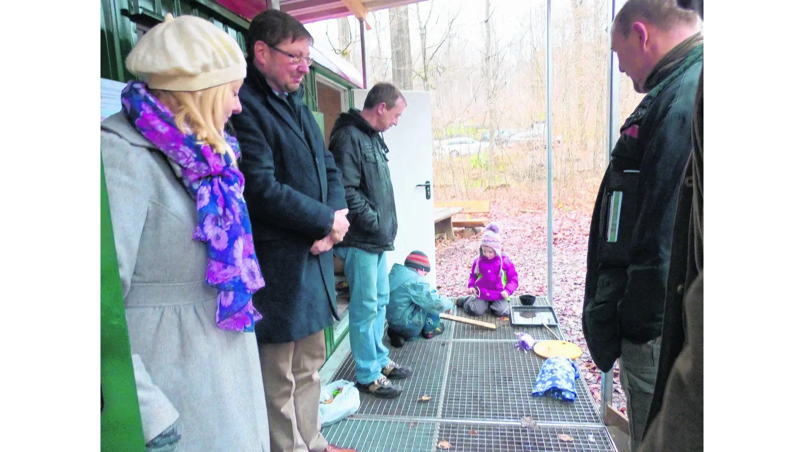 Neugierige Blicke in den Bauwagen (Foto: al)